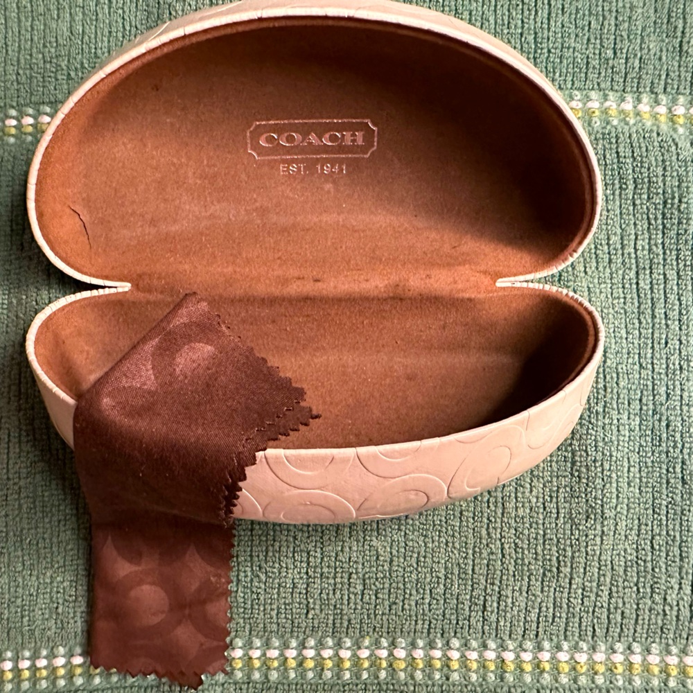Clamshell white coach case.